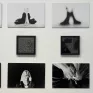 L'oeuvre est constituée de 12 photos en noir en blanc, disposées en 3 lignes. Les 4 du haut montrent 2 personnes assises dos à dos, sauf la dernière qui ne montre qu'une personne. Les 4 du milieu, dans des cadres carrés plus petits, présentent des jeux graphiques de points blancs sur fond noir. Les 4 photos du bas sont un travail graphique sur un visage et des mains, entre négatif et positif. 